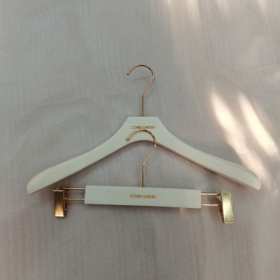 服装公司定制衣架
