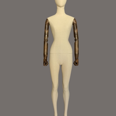 Manichino femminile a figura intera rivestito in tessuto con braccia in legno mobili